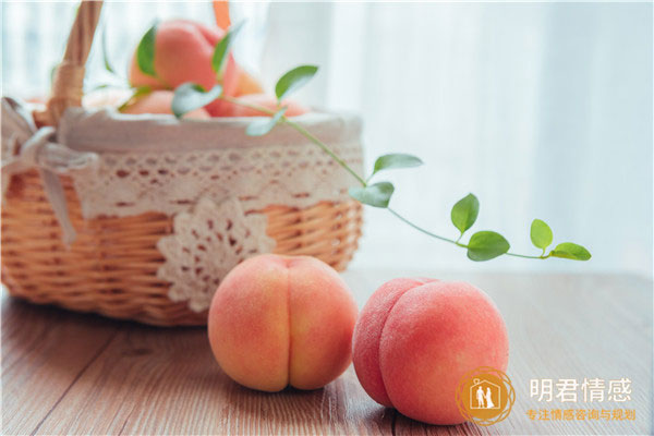 离婚后选择不带孩子的女人会受到更多指责,但现实证明这选择没错