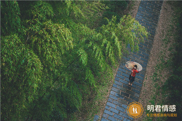 女生说下雨了高情商回复,四种方式关心她